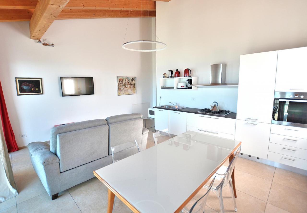 South Apartment With Pool Torri Del Benaco Exterior photo