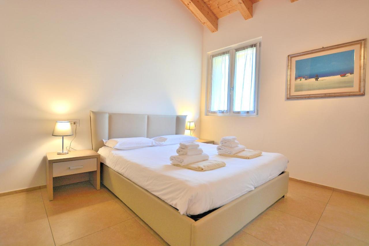 South Apartment With Pool Torri Del Benaco Exterior photo
