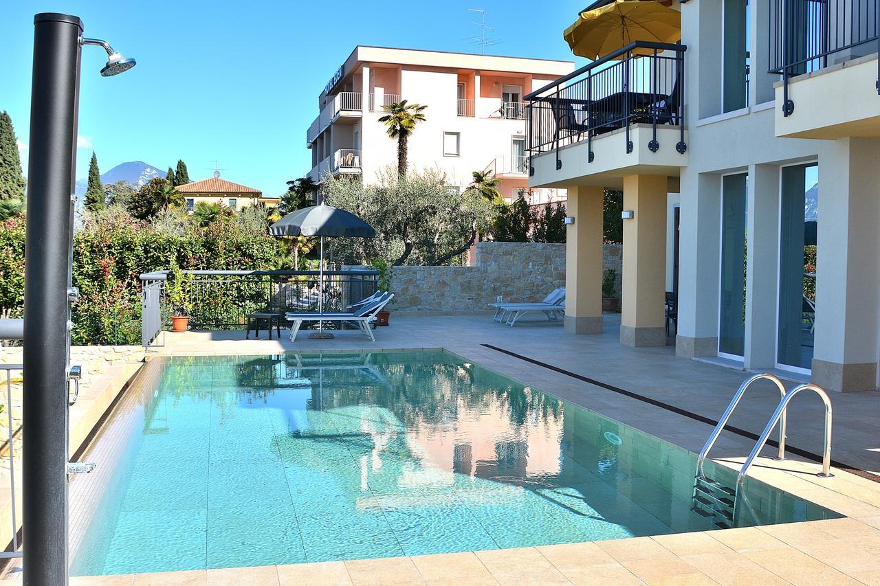 South Apartment With Pool Torri Del Benaco Exterior photo